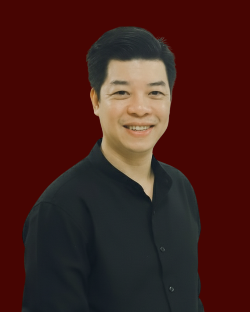 Nhà báo Hoàng Tuấn